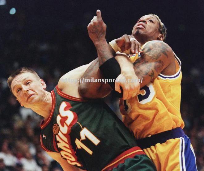米兰体育-姚明受邀赴美观看NBA季后赛，与球员互动交流
