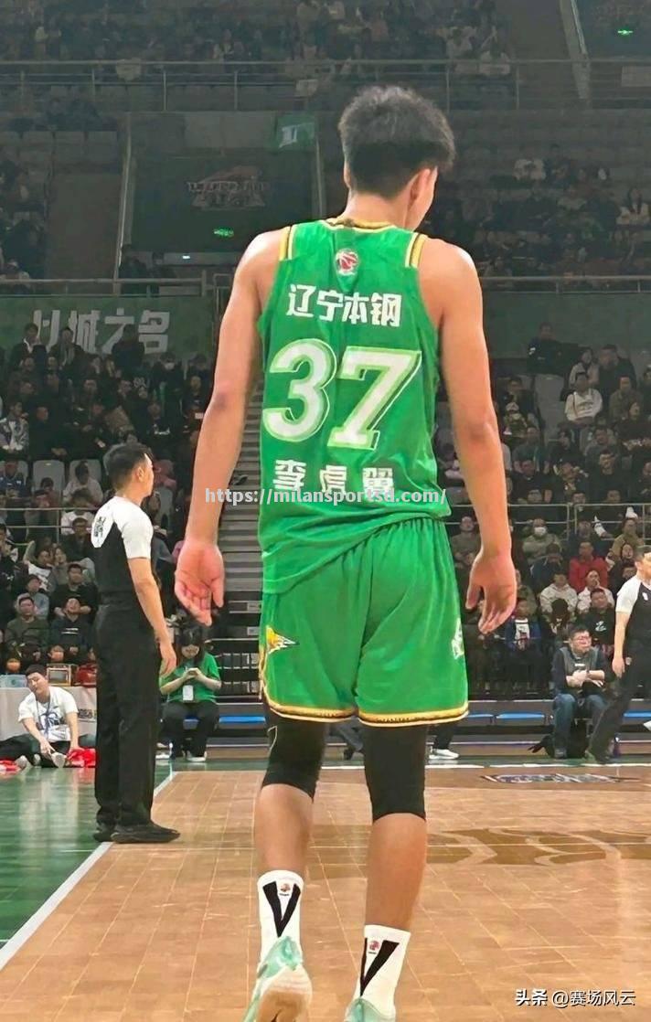 米兰体育-辽宁球员连续攻防坚持向胜利努力前行